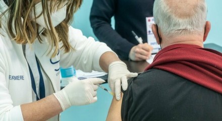 Pronta la quarta dose in Italia, sarà somministrata agli immunodepressi